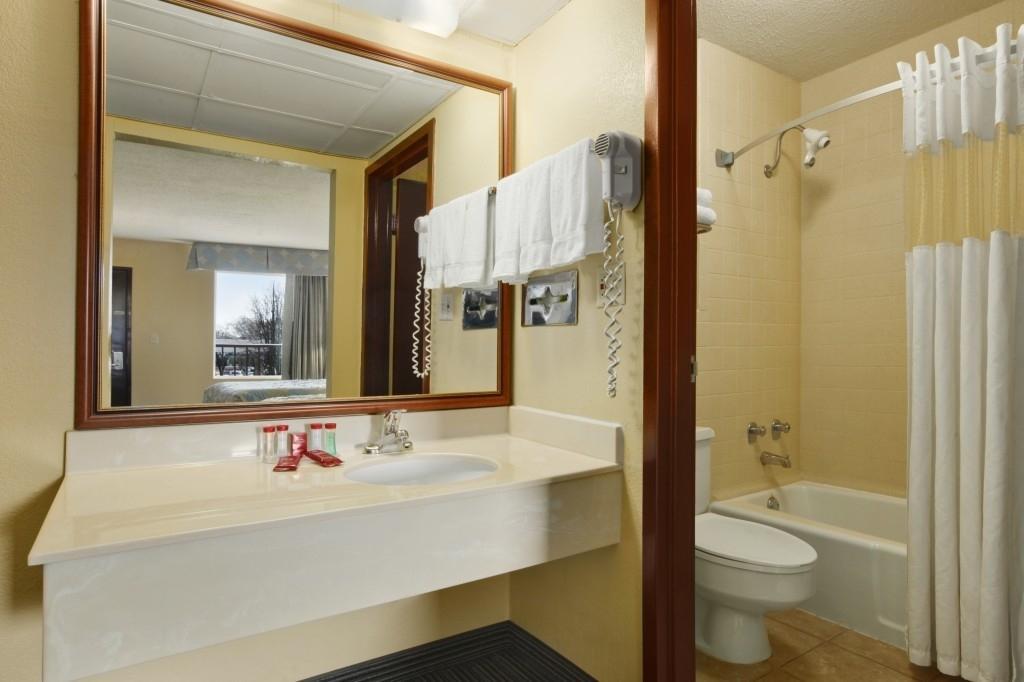 Ramada By Wyndham Louisville North Rum bild